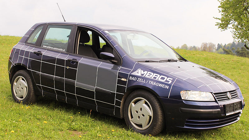 Rally-Auto im Karomuster