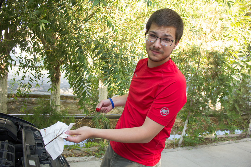 Patrick checkt den Ölstand